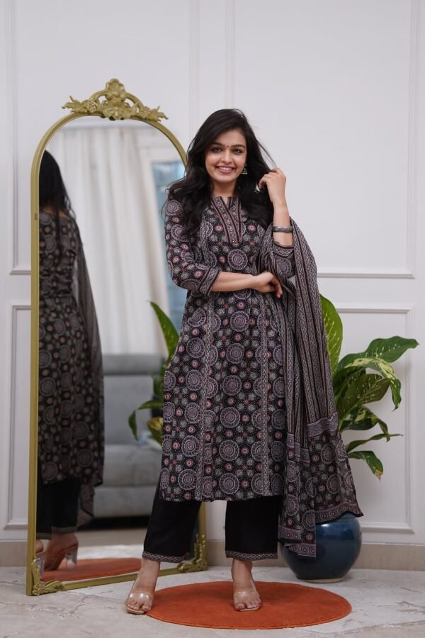 Aari Bloom – Printed Kurta Set with Malmal Dupatta